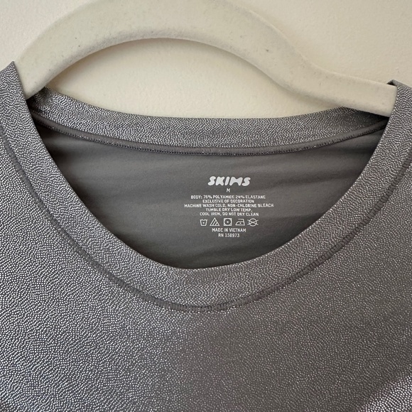 Skims FITS EVERYBODY T-SHIRT | SILVER - Picture 3 of 3